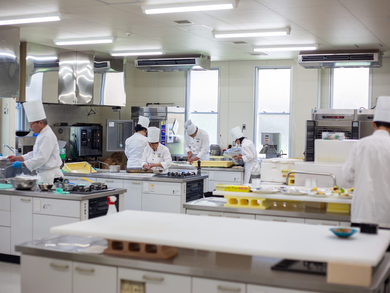 職業訓練短期大学校の教室で学ぶ生徒たち(次世代育成)