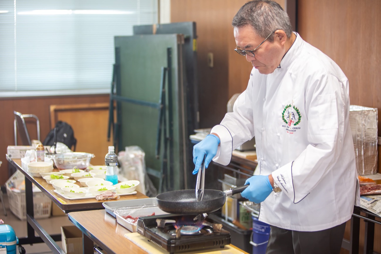 ジビエを調理する杉山晃二(くまもとジビエコンソーシアム会長)